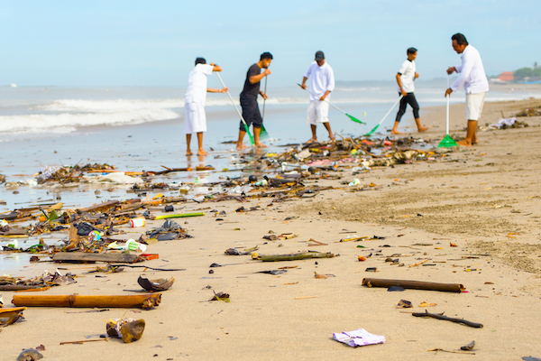 Group,Of,People,Cleaning,Up,The,Beach,From,The,Garbage